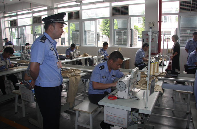 2015年重庆市渝都监狱民警缝纫技能大赛简报 近日,为带动监狱开展